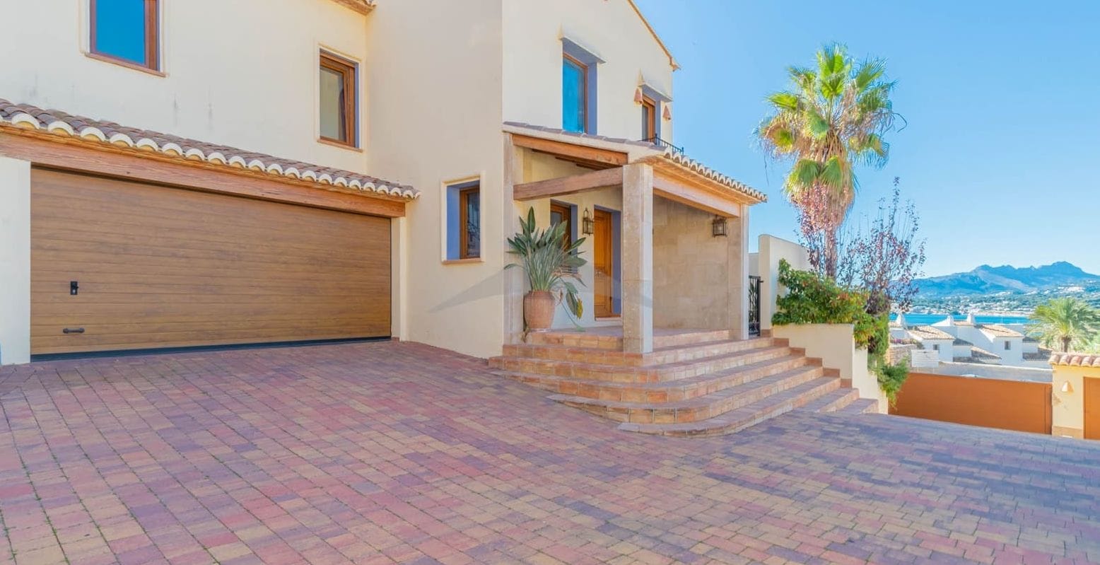 Extraordinair villa met zwembad en tuin, 4 slaapkamers.