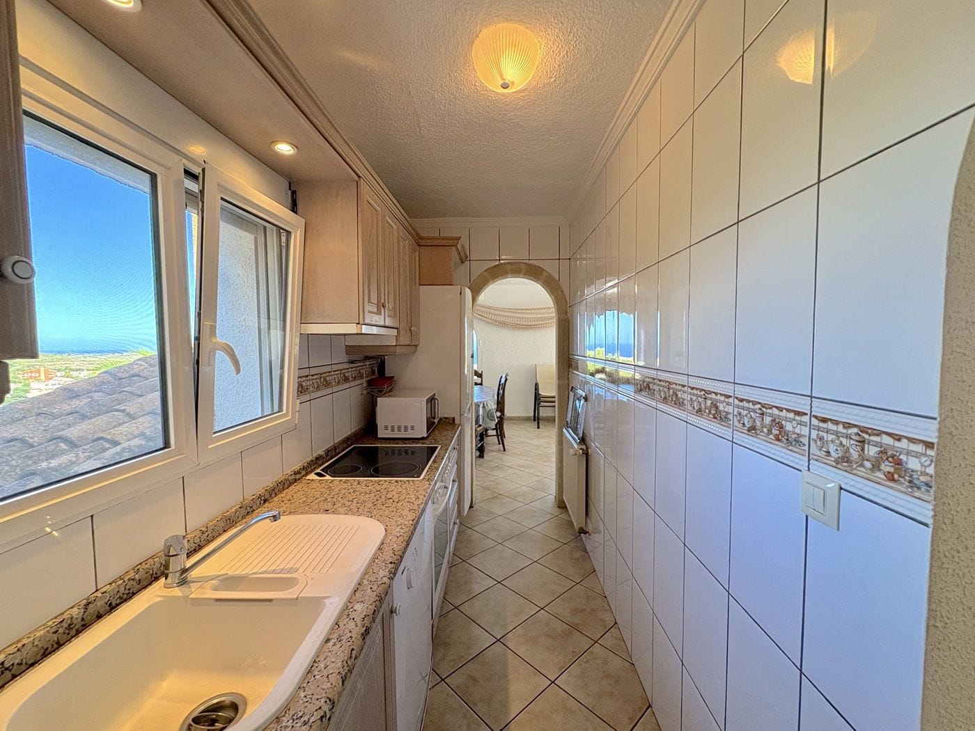 Villa met garage, privézwembad en uitzicht op zee