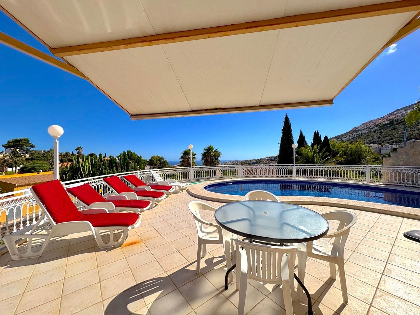 Villa met garage, privézwembad en uitzicht op zee