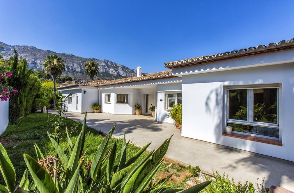 Villa zum Verkauf mit 4 Schlafzimmern und Pool in Denia, Alicante