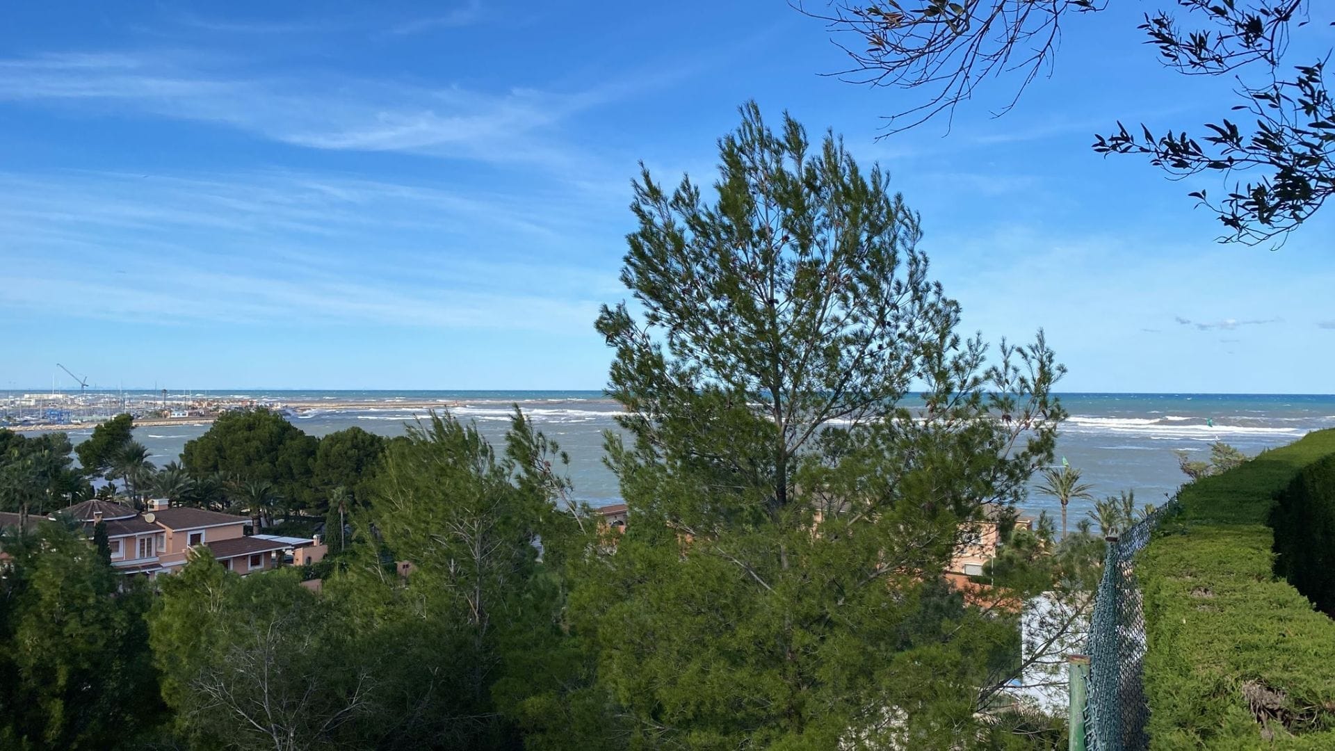 Parcela con proyecto y licencia en Denia