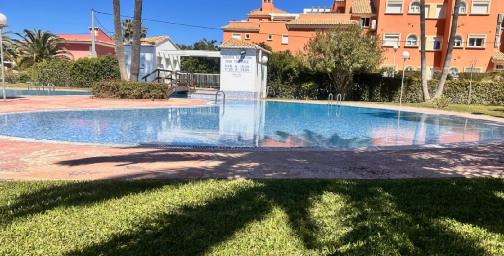 Amplio ático con gran terraza, piscina y excelente ubicación en Dénia (Las Marinas)