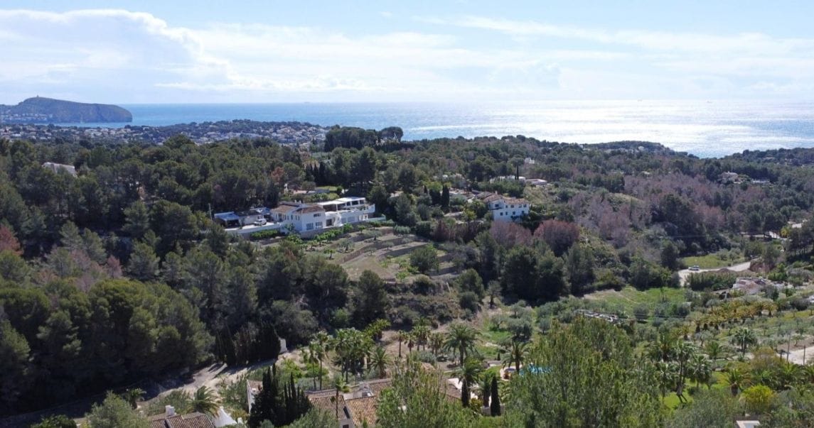 Exclusiva parcela con vistas panorámicas al mar en Benisa