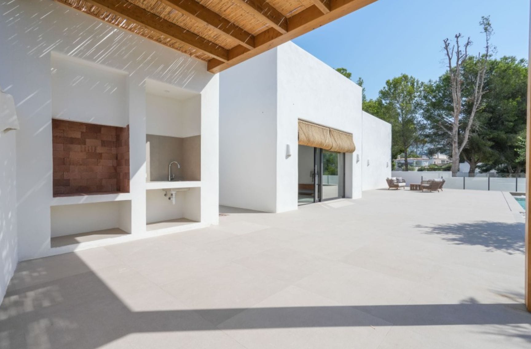 Villa ibicenca de obra nueva con vistas al mar en Moraira