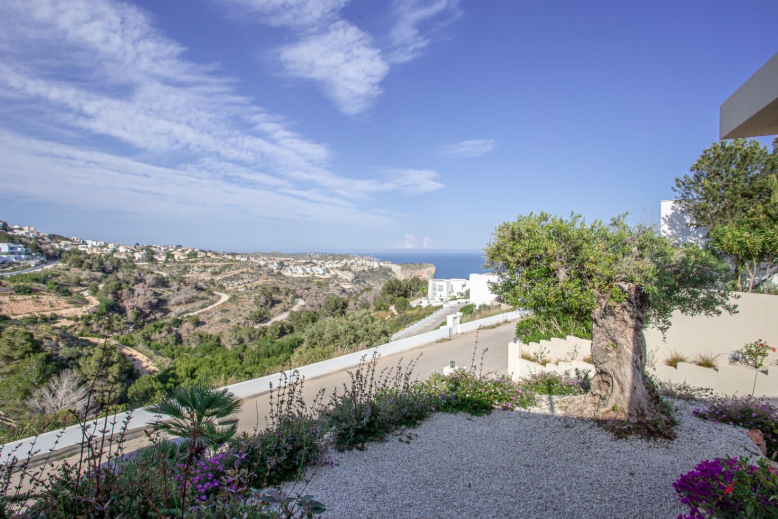 Villa contemporánea de obra nueva en Moraira con vistas panorámicas al mar y alta eficiencia energética