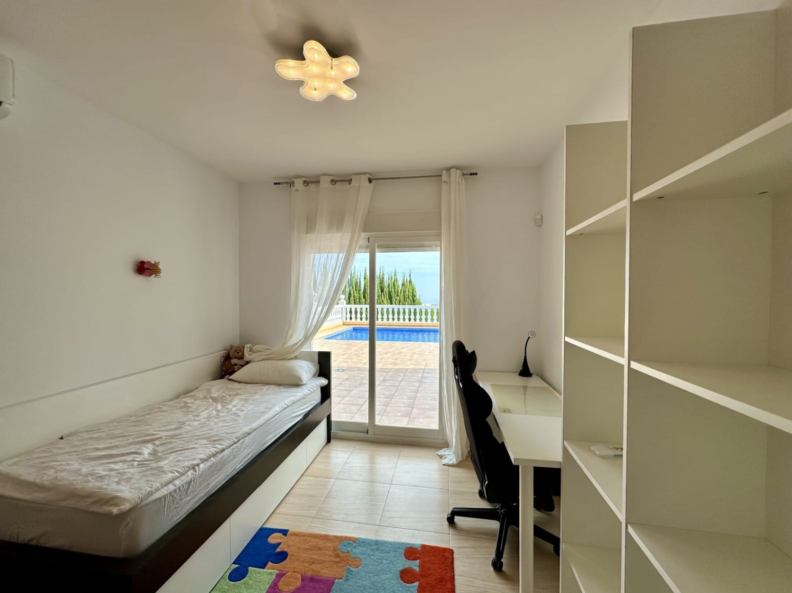 Villa con jardín, piscina privada y vistas al mar en Cumbre del Sol