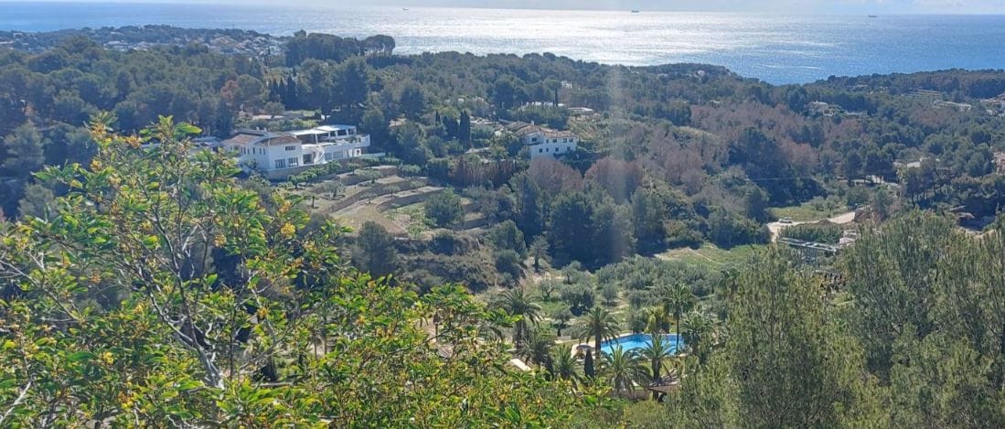 Exclusiva parcela con vistas panorámicas al mar en Benisa