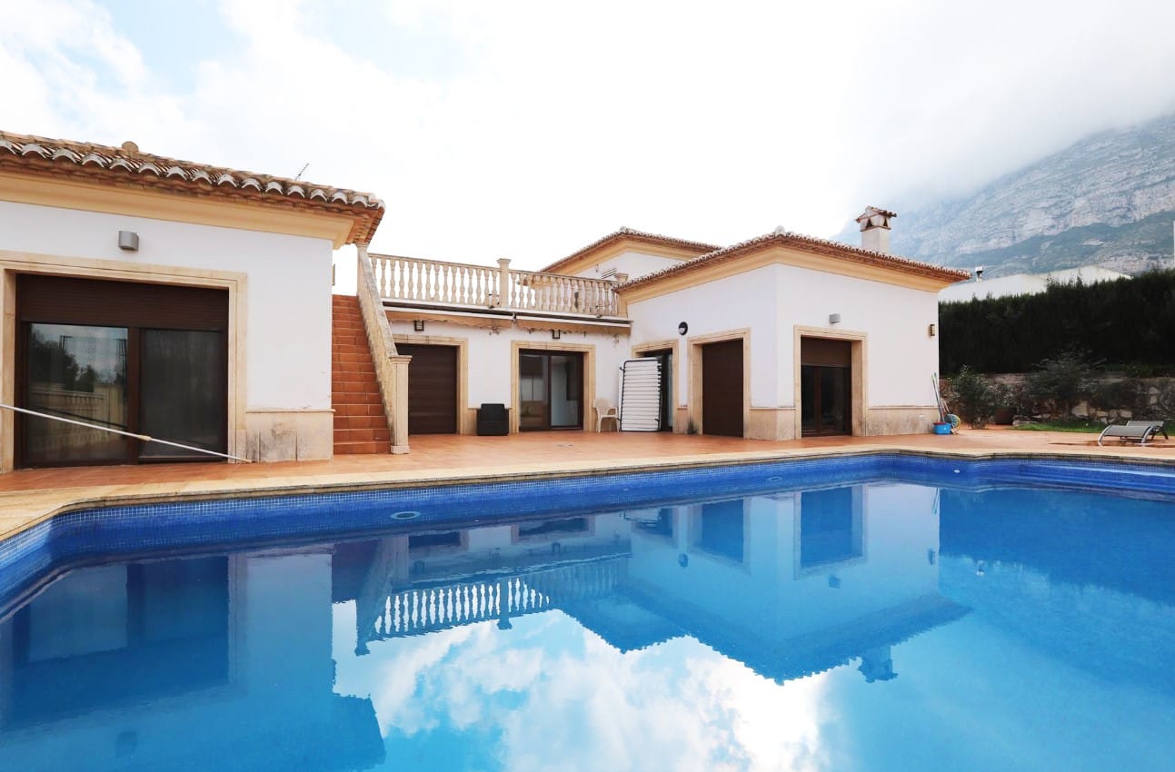 Villa con piscina en el Montgó de Dénia con piscina
