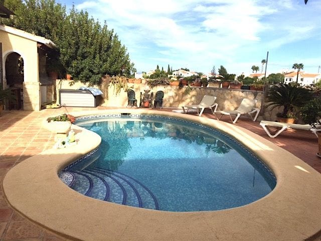 Chalet independiente en venta en Denia