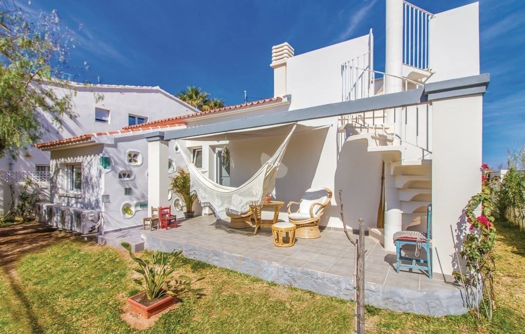 PRECIOSA VILLA MODERNA JUNTO AL MAR