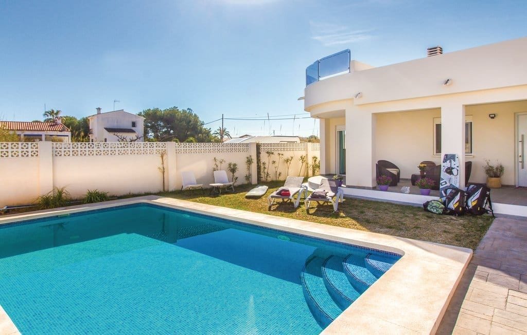 PRECIOSA VILLA MODERNA JUNTO AL MAR