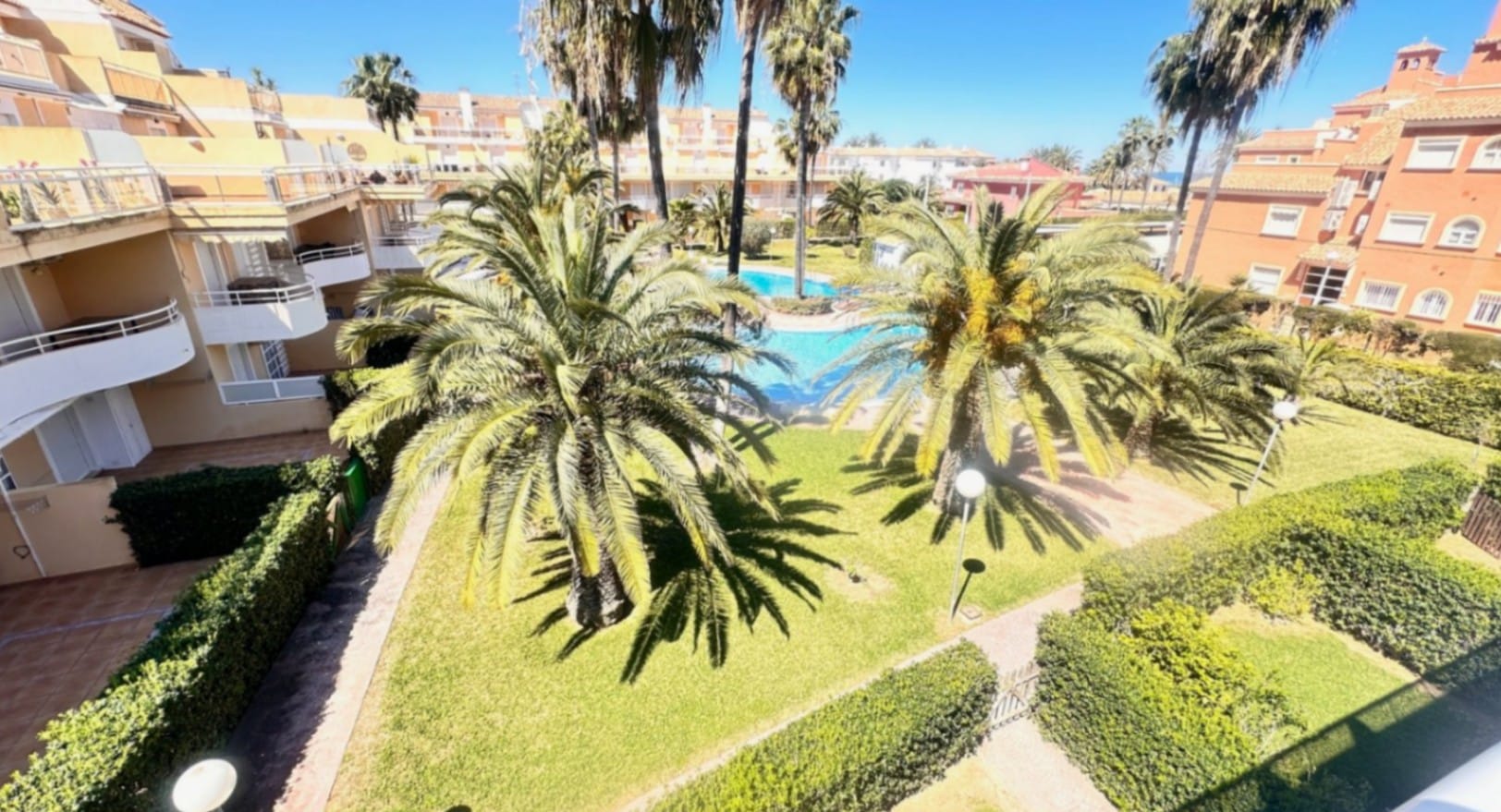 Amplio ático con gran terraza, piscina y excelente ubicación en Dénia (Las Marinas)