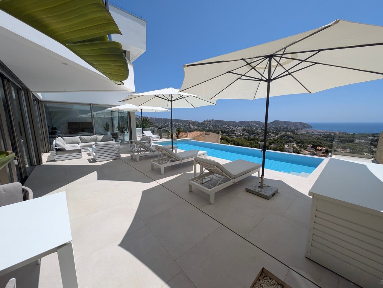 Espectacular villa de lujo con vistas al mar en Moraira, terrazas panorámicas, piscina infinity y azotea wellness