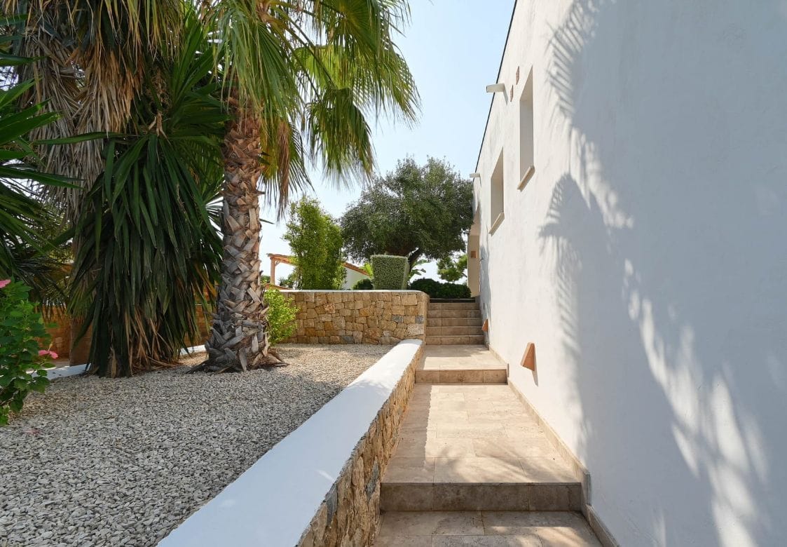 Exclusiva Villa Mediterránea Reformada con Vistas al Mar en Moraira