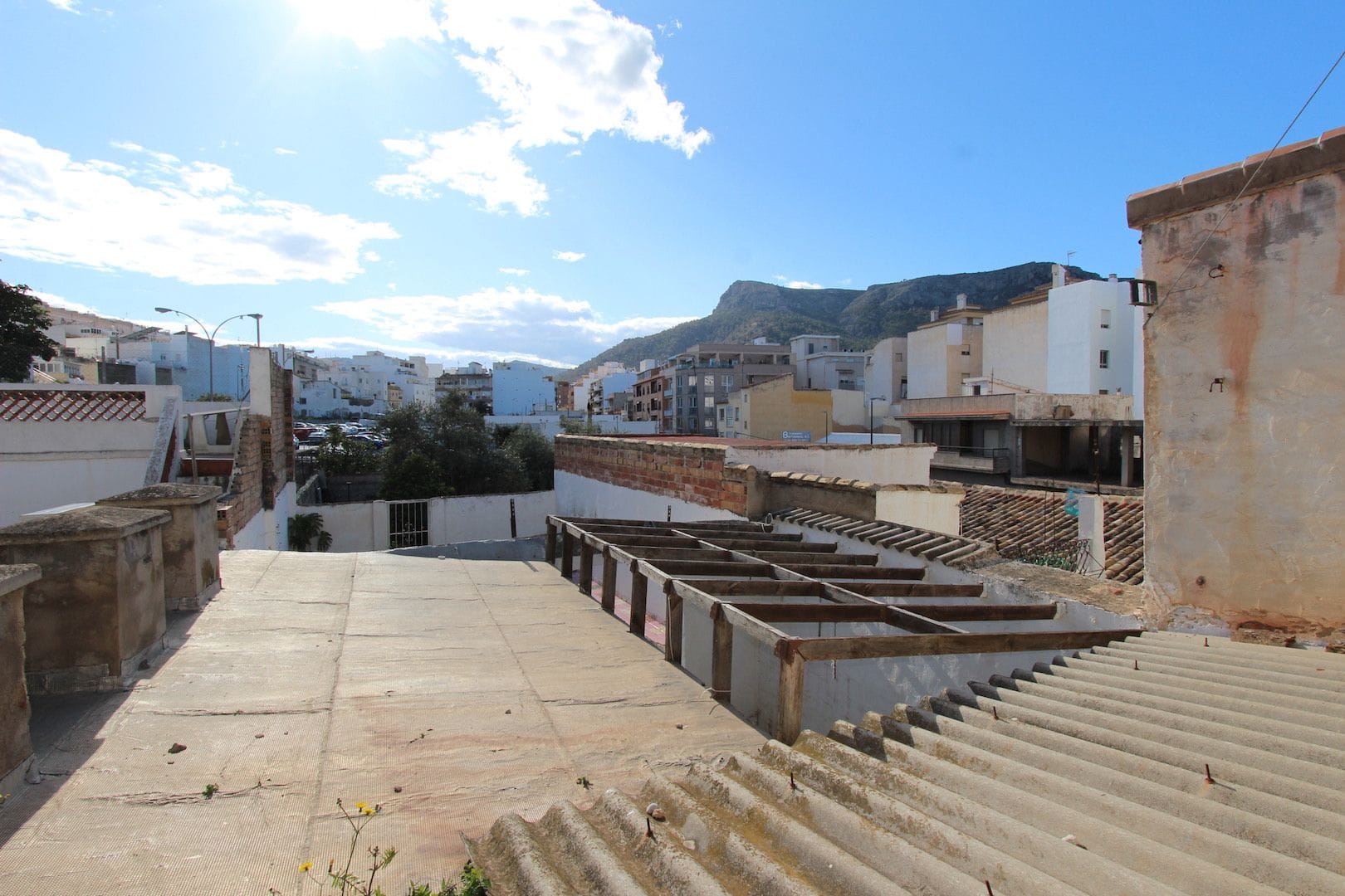 CASA DE PUEBLO EN EL CASCO ANTIGUO