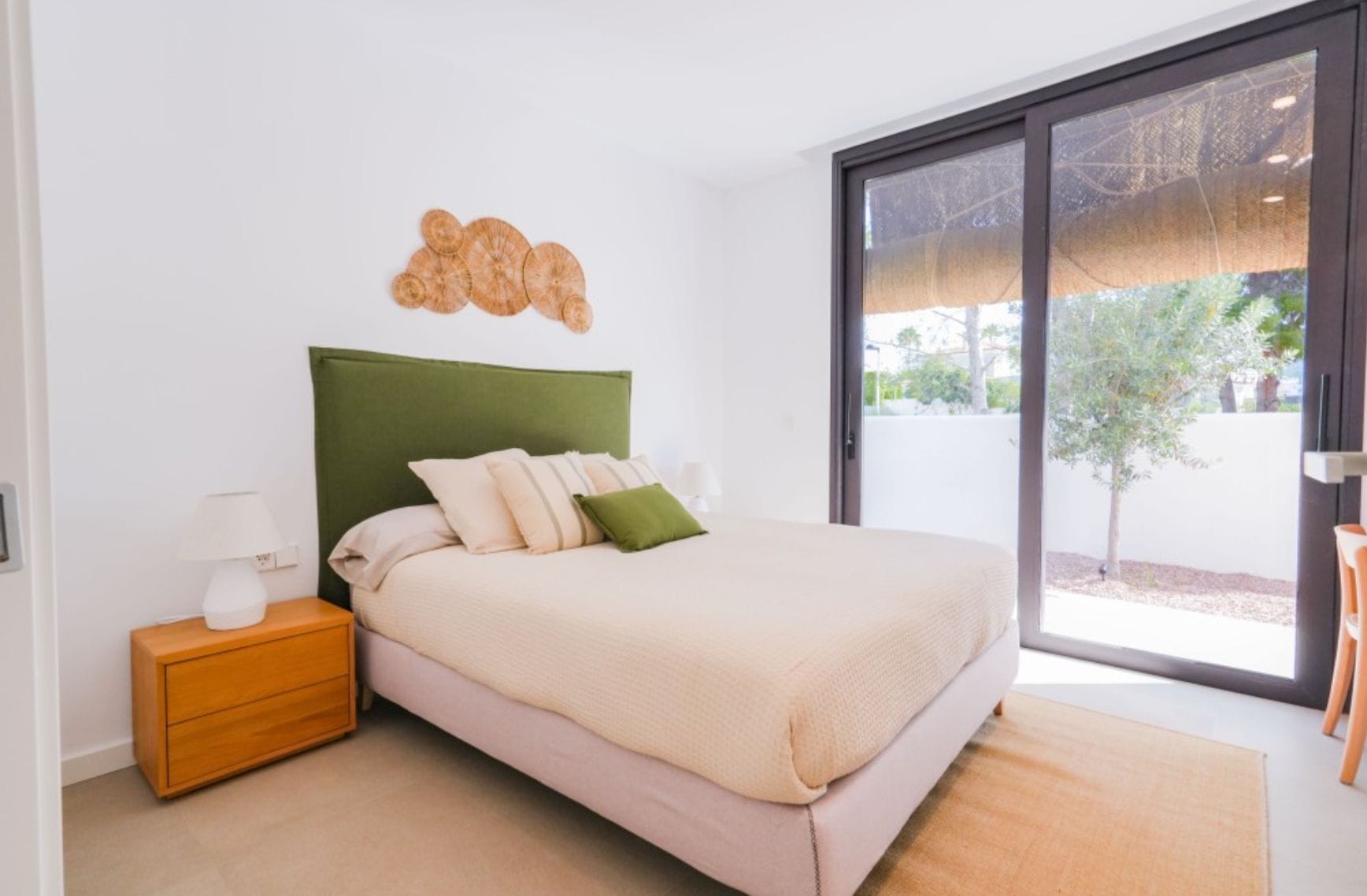 Villa ibicenca de obra nueva con vistas al mar en Moraira