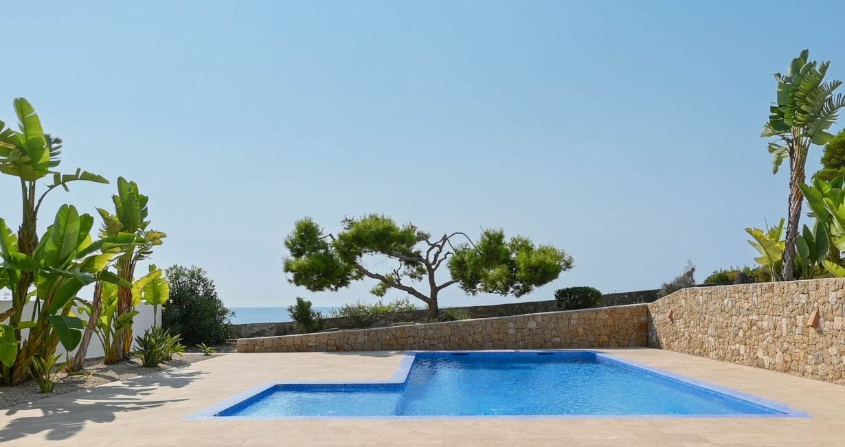 Exclusiva Villa Mediterránea Reformada con Vistas al Mar en Moraira