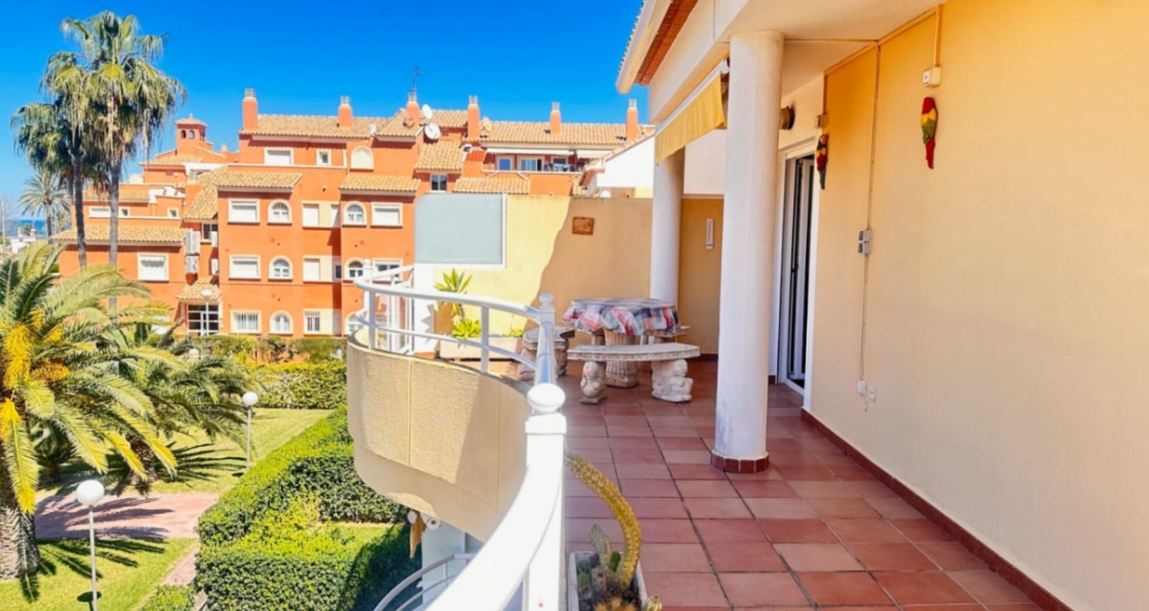 Amplio ático con gran terraza, piscina y excelente ubicación en Dénia (Las Marinas)