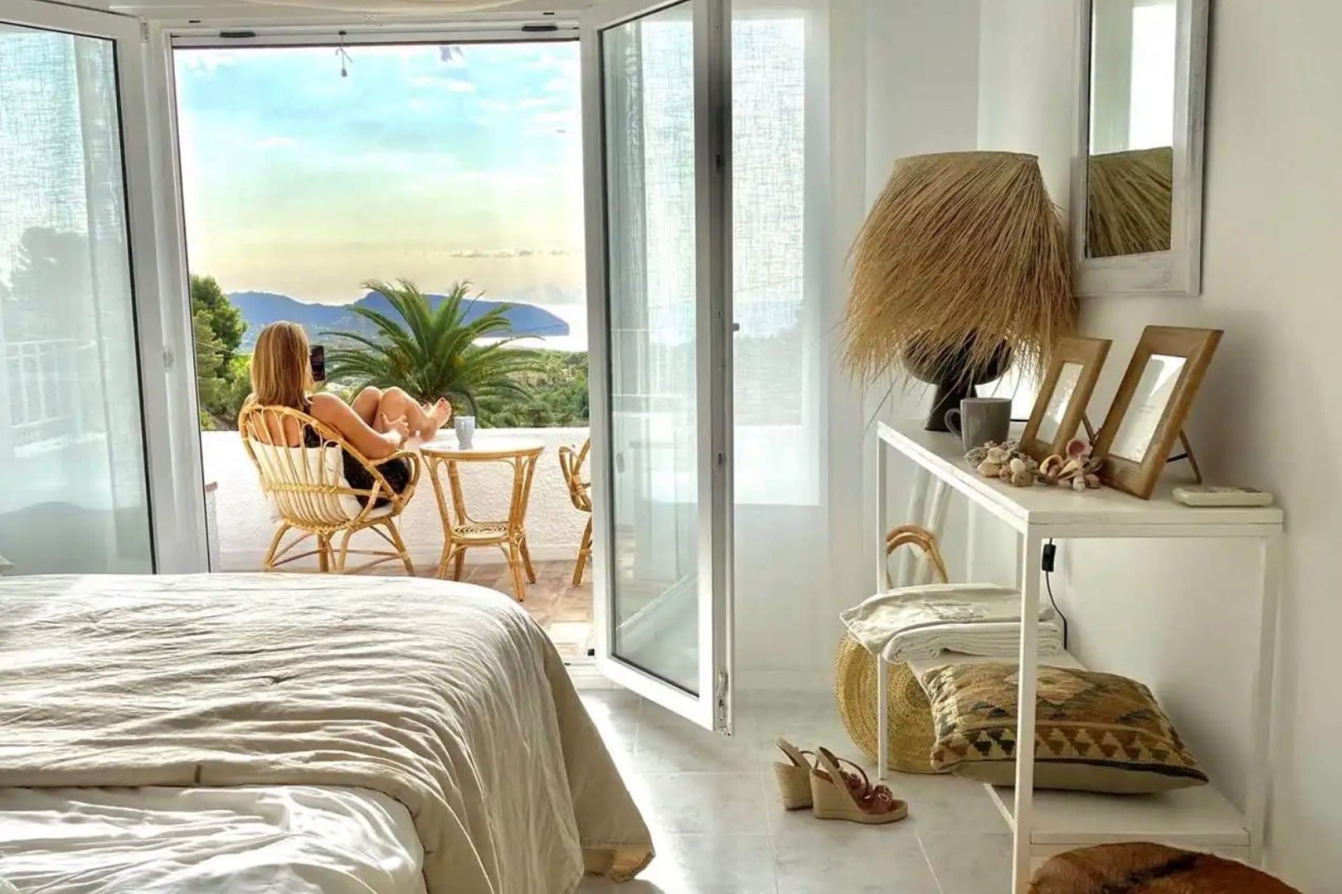 Ibizan villa mit großem Privatgrundstück und Meerblick zum Verkauf in Moraira.