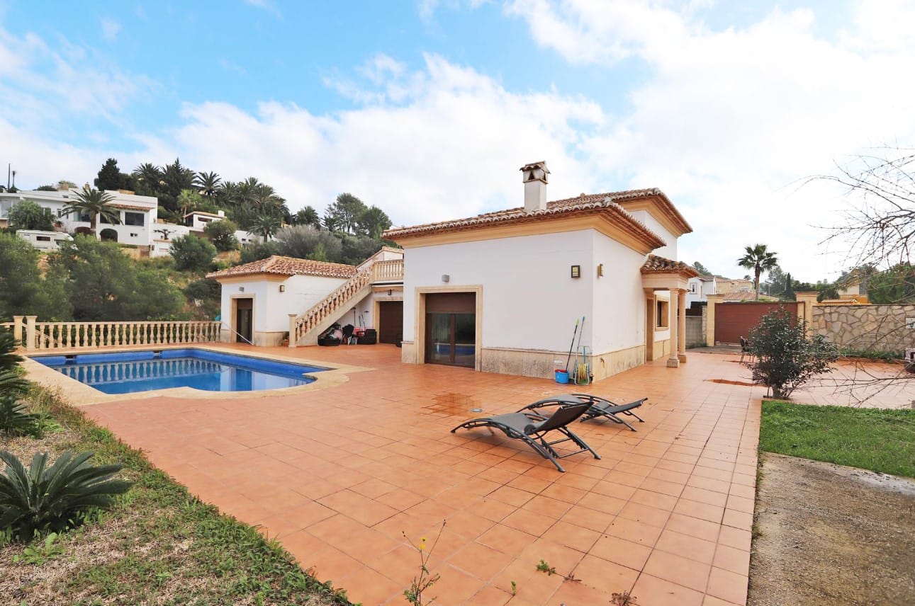 Villa con piscina en el Montgó de Dénia con piscina