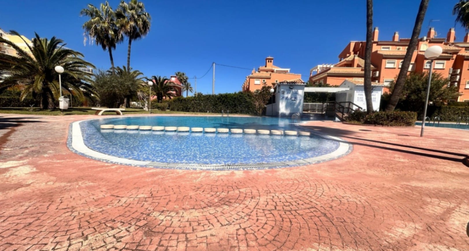 Amplio ático con gran terraza, piscina y excelente ubicación en Dénia (Las Marinas)