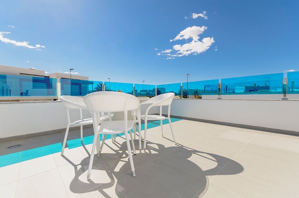 Chalet moderno con vistas al mar y a la montaña en Polop