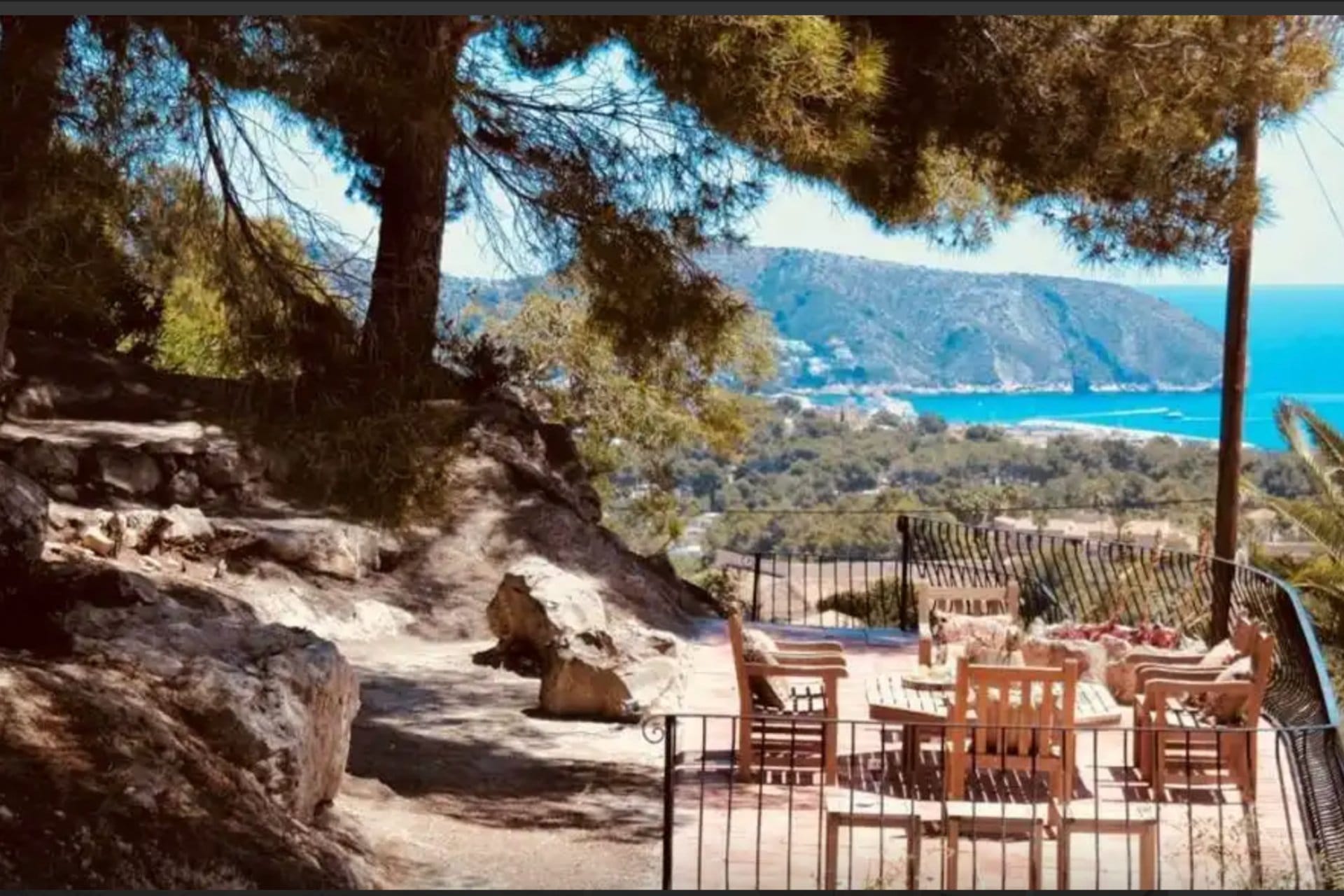 Ibizan villa mit großem Privatgrundstück und Meerblick zum Verkauf in Moraira.