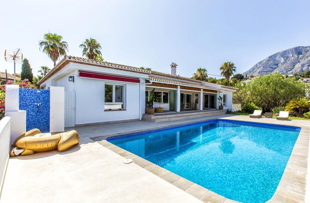Villa zum Verkauf mit 4 Schlafzimmern und Pool in Denia, Alicante
