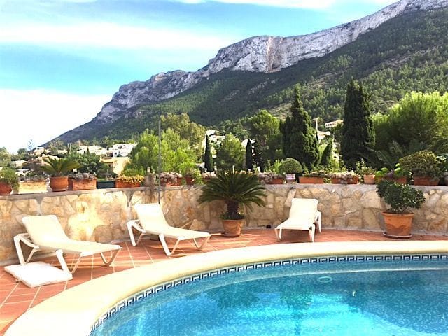 Chalet independiente en venta en Denia