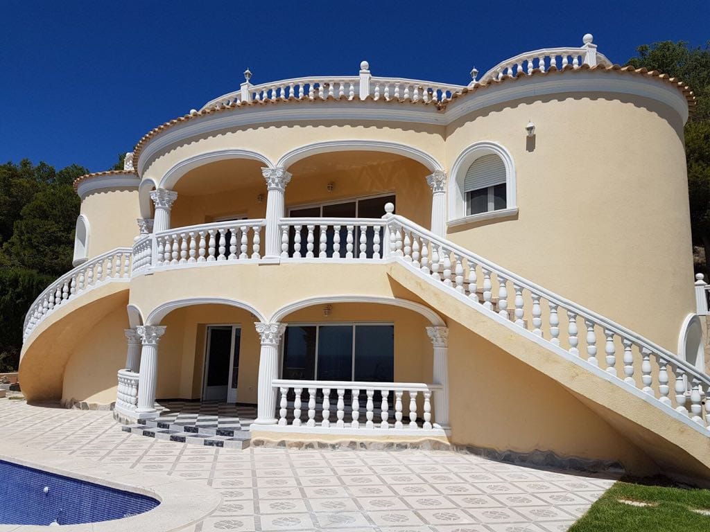 VILLA CON IMPRESIONANTES VISTAS AL MAR Y A LA COSTA