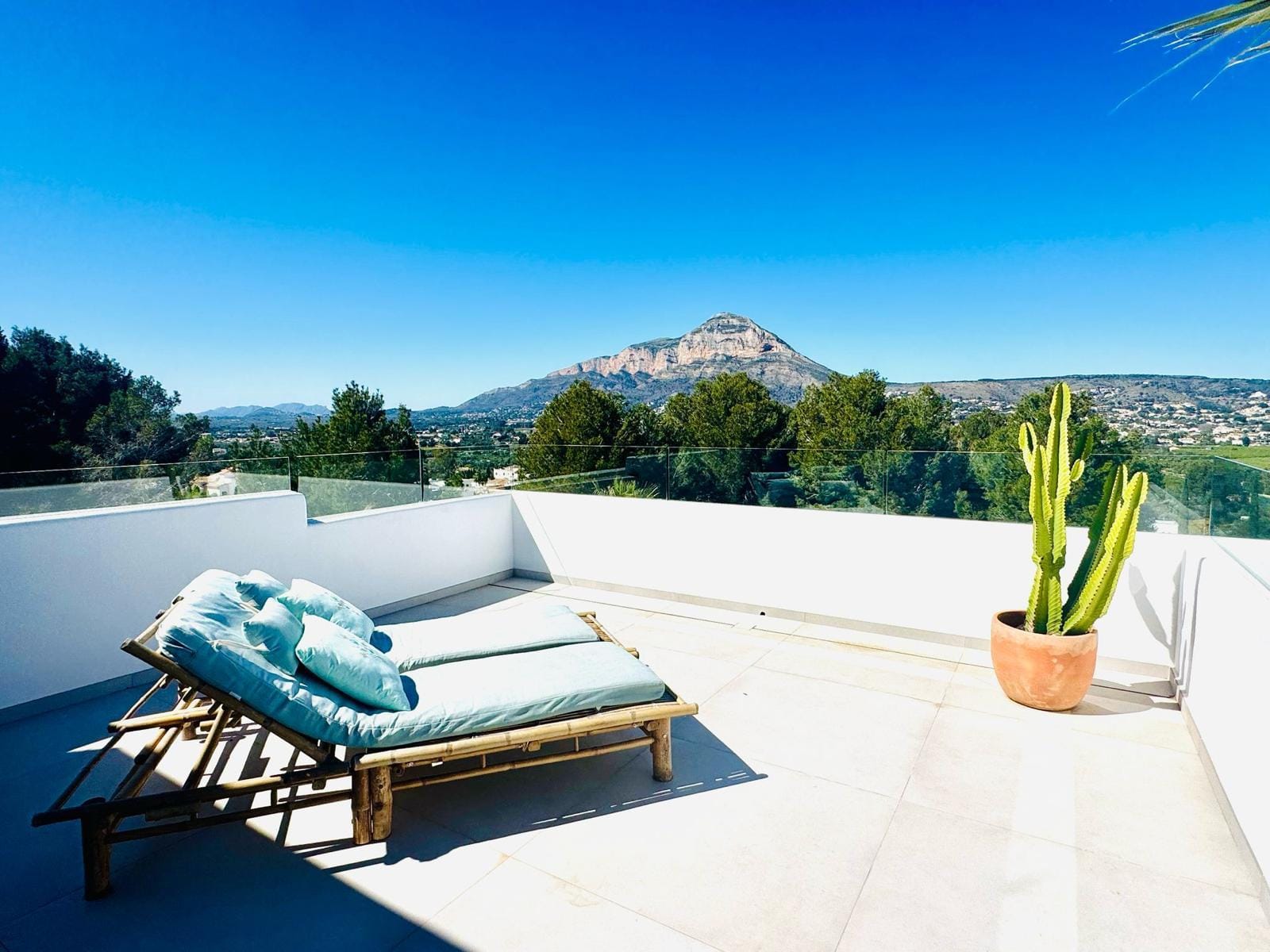 Exclusiva villa moderna en Jávea con vistas al mar y al Montgó