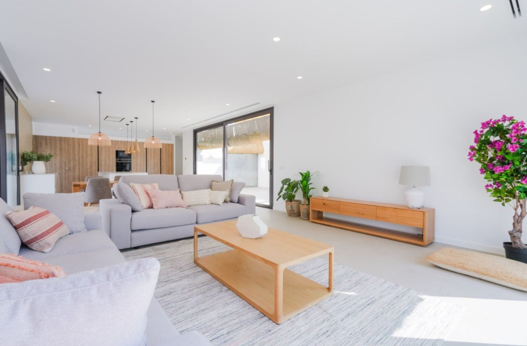 Villa ibicenca de obra nueva con vistas al mar en Moraira