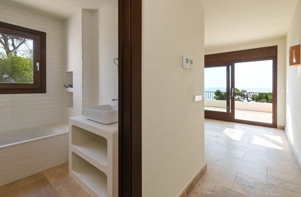 Exclusiva Villa Mediterránea Reformada con Vistas al Mar en Moraira