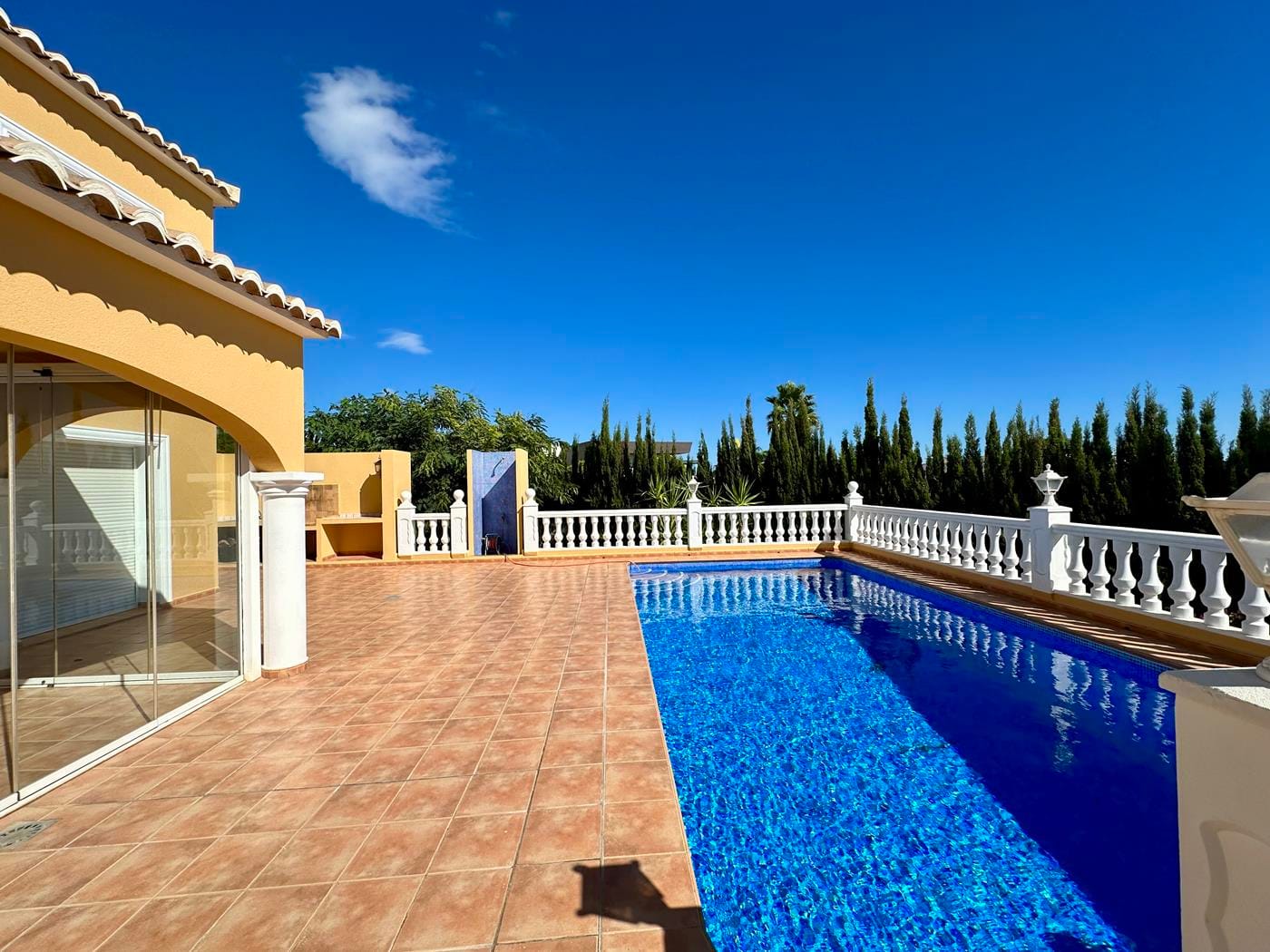 Villa con jardín, piscina privada y vistas al mar en Cumbre del Sol