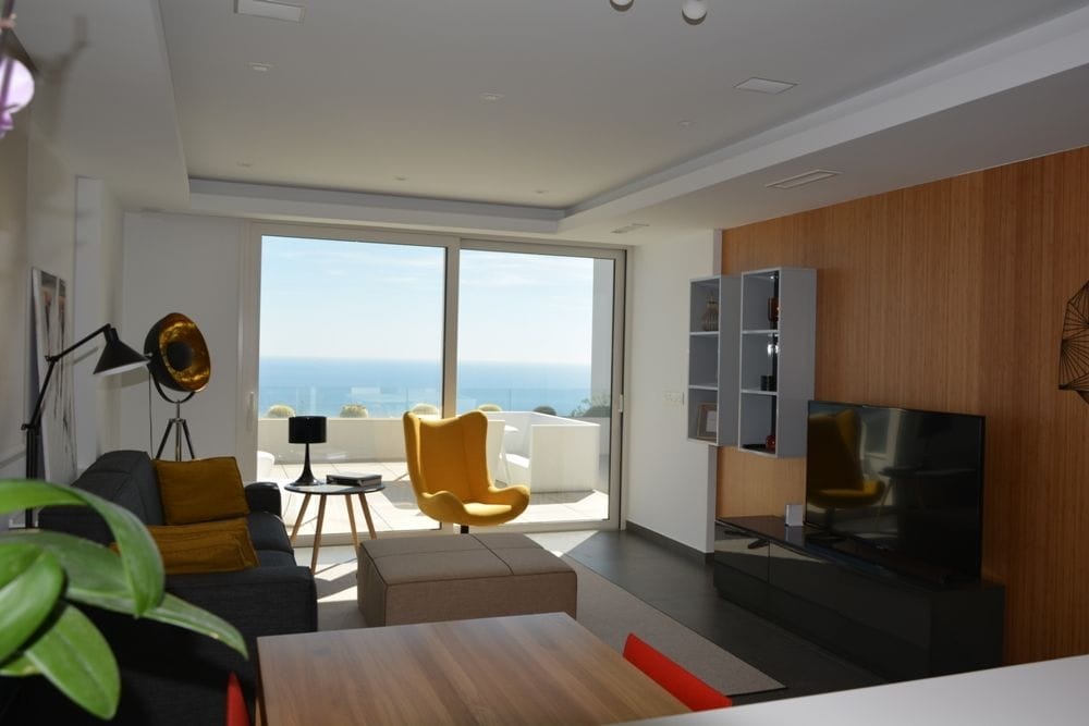 Precioso Apartamento de lujo que disfruta de la espectacularidad de las vistas al mar.-