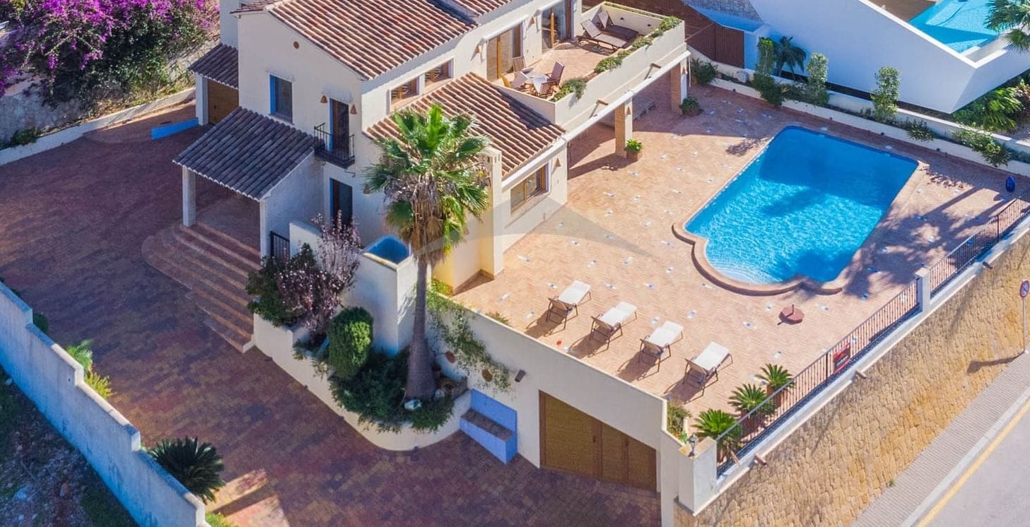 Extraordinair villa met zwembad en tuin, 4 slaapkamers.