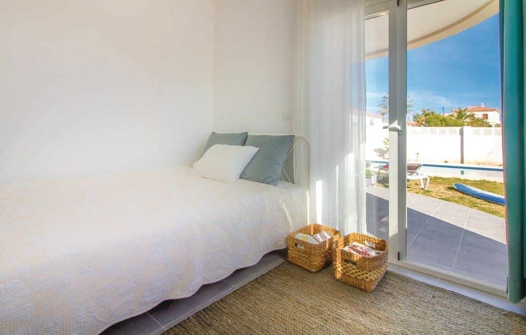 PRECIOSA VILLA MODERNA JUNTO AL MAR