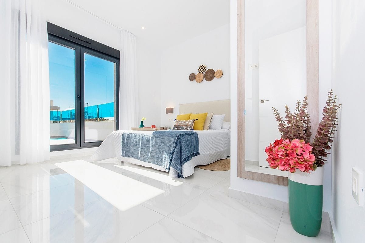 Chalet moderno con vistas al mar y a la montaña en Polop
