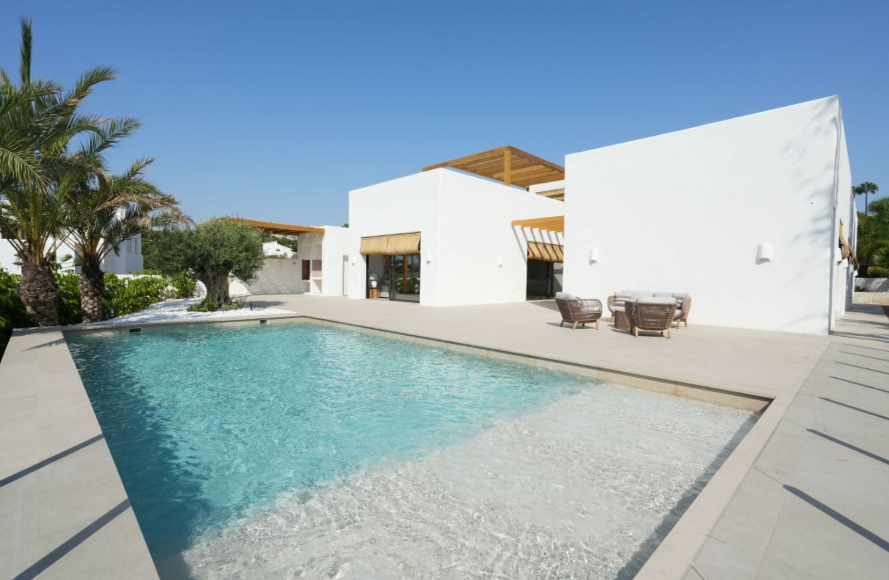 Villa ibicenca de obra nueva con vistas al mar en Moraira