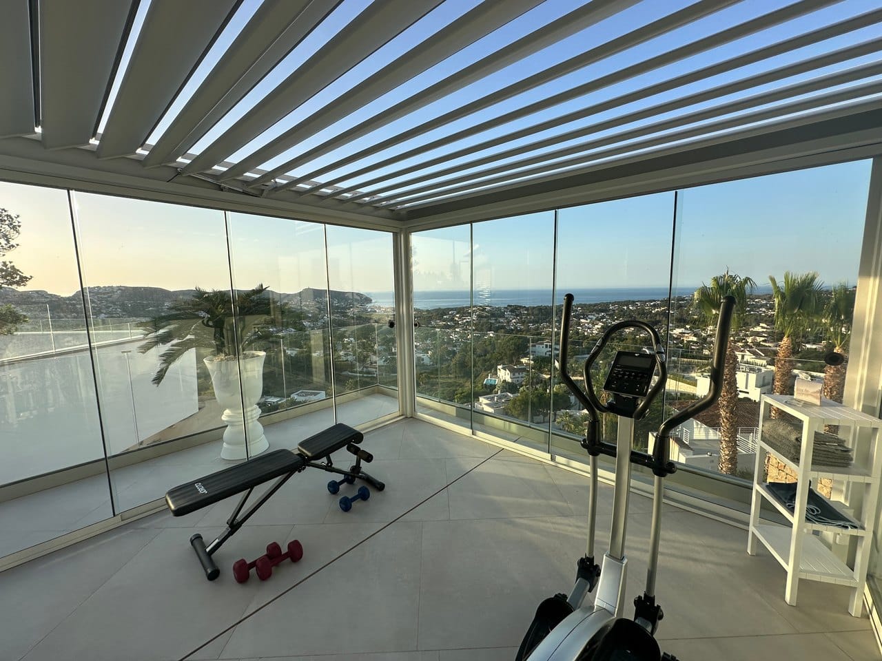 Espectacular villa de lujo con vistas al mar en Moraira, terrazas panorámicas, piscina infinity y azotea wellness