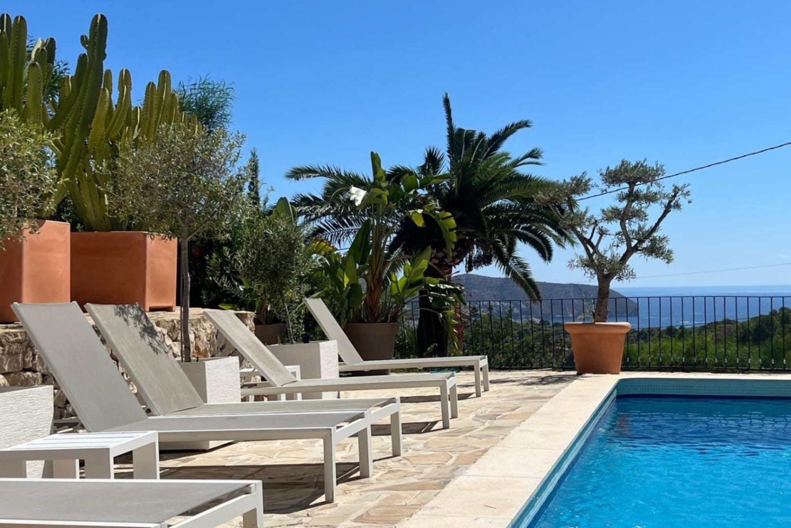 Ibizan villa mit großem Privatgrundstück und Meerblick zum Verkauf in Moraira.