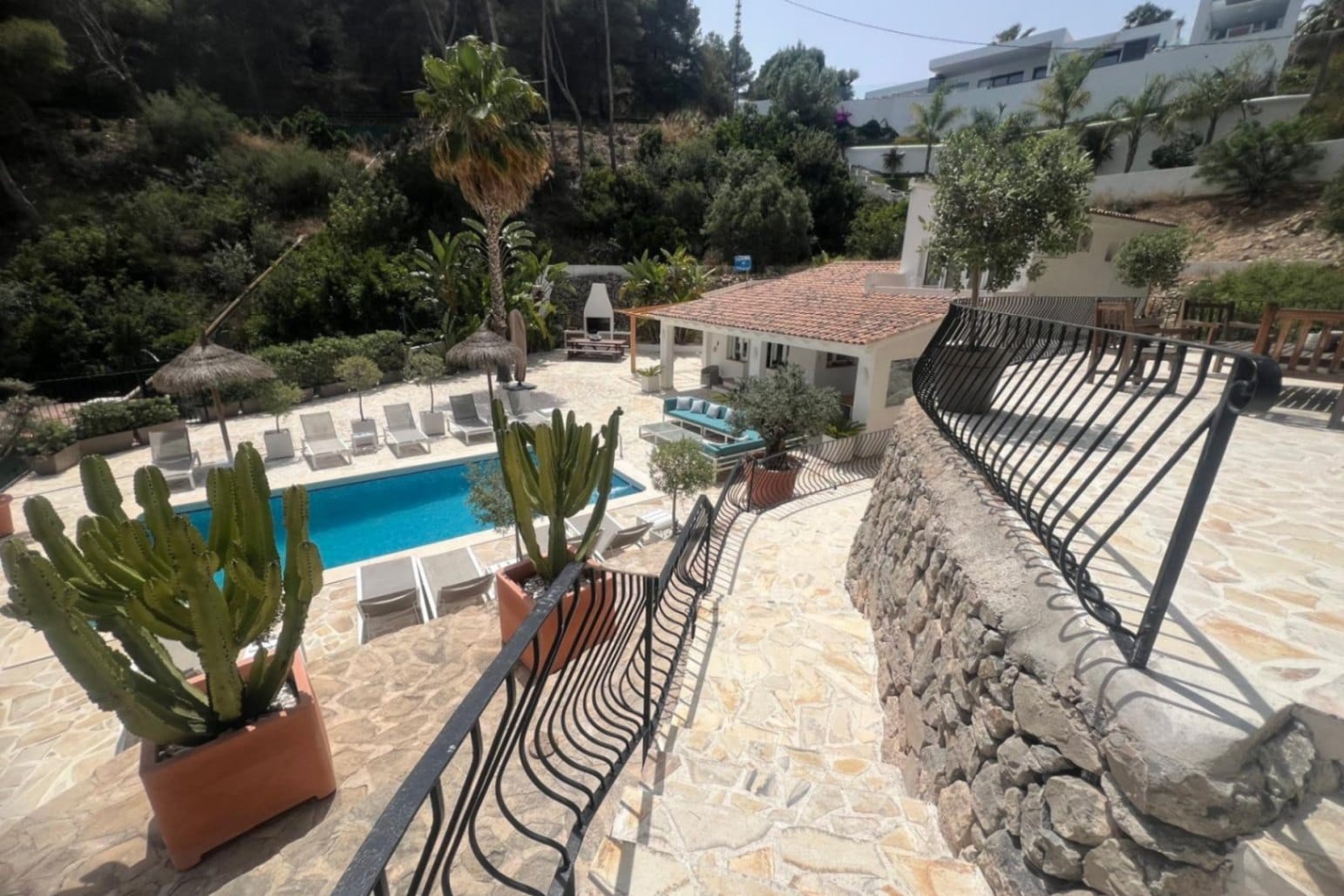 Ibizan villa mit großem Privatgrundstück und Meerblick zum Verkauf in Moraira.