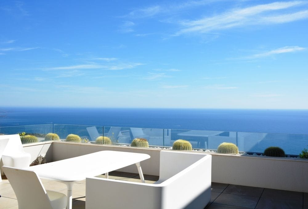 Precioso Apartamento de lujo que disfruta de la espectacularidad de las vistas al mar.-