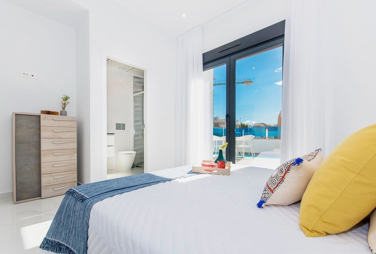 Chalet moderno con vistas al mar y a la montaña en Polop