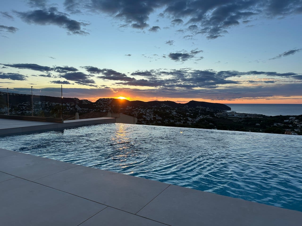 Espectacular villa de lujo con vistas al mar en Moraira, terrazas panorámicas, piscina infinity y azotea wellness