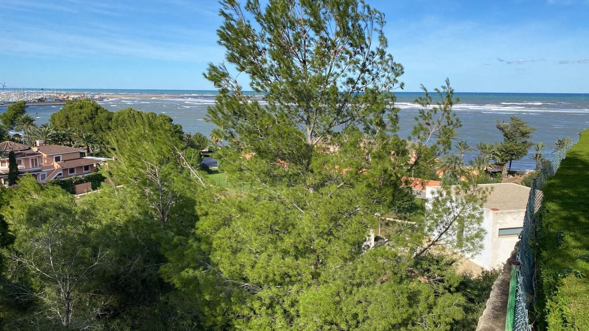 Parcela con proyecto y licencia en Denia