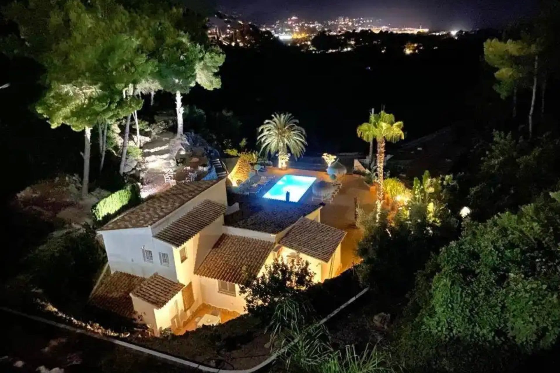 Ibizan villa mit großem Privatgrundstück und Meerblick zum Verkauf in Moraira.