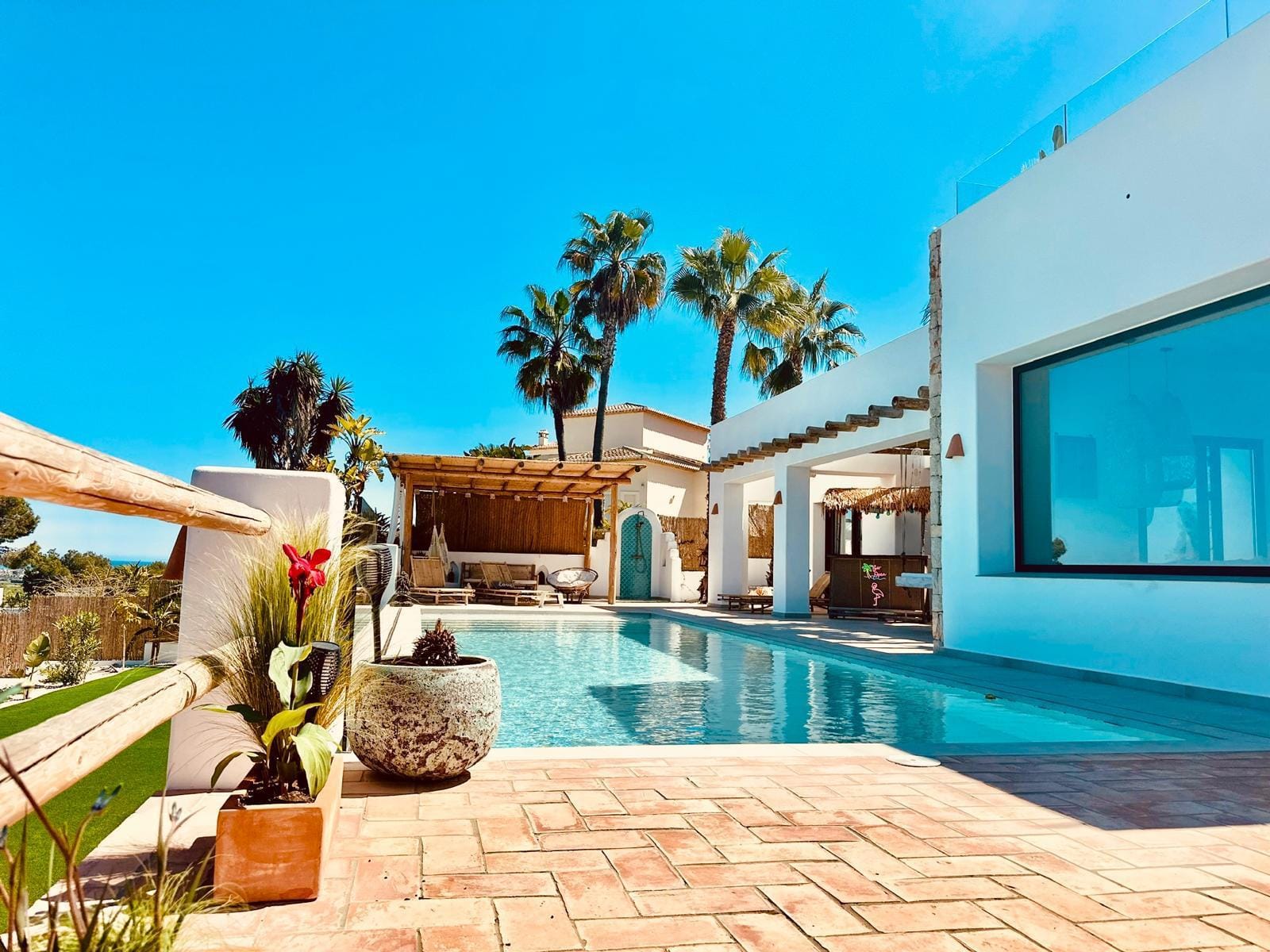 Exclusiva villa moderna en Jávea con vistas al mar y al Montgó