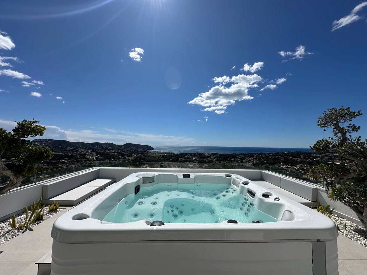 Espectacular villa de lujo con vistas al mar en Moraira, terrazas panorámicas, piscina infinity y azotea wellness