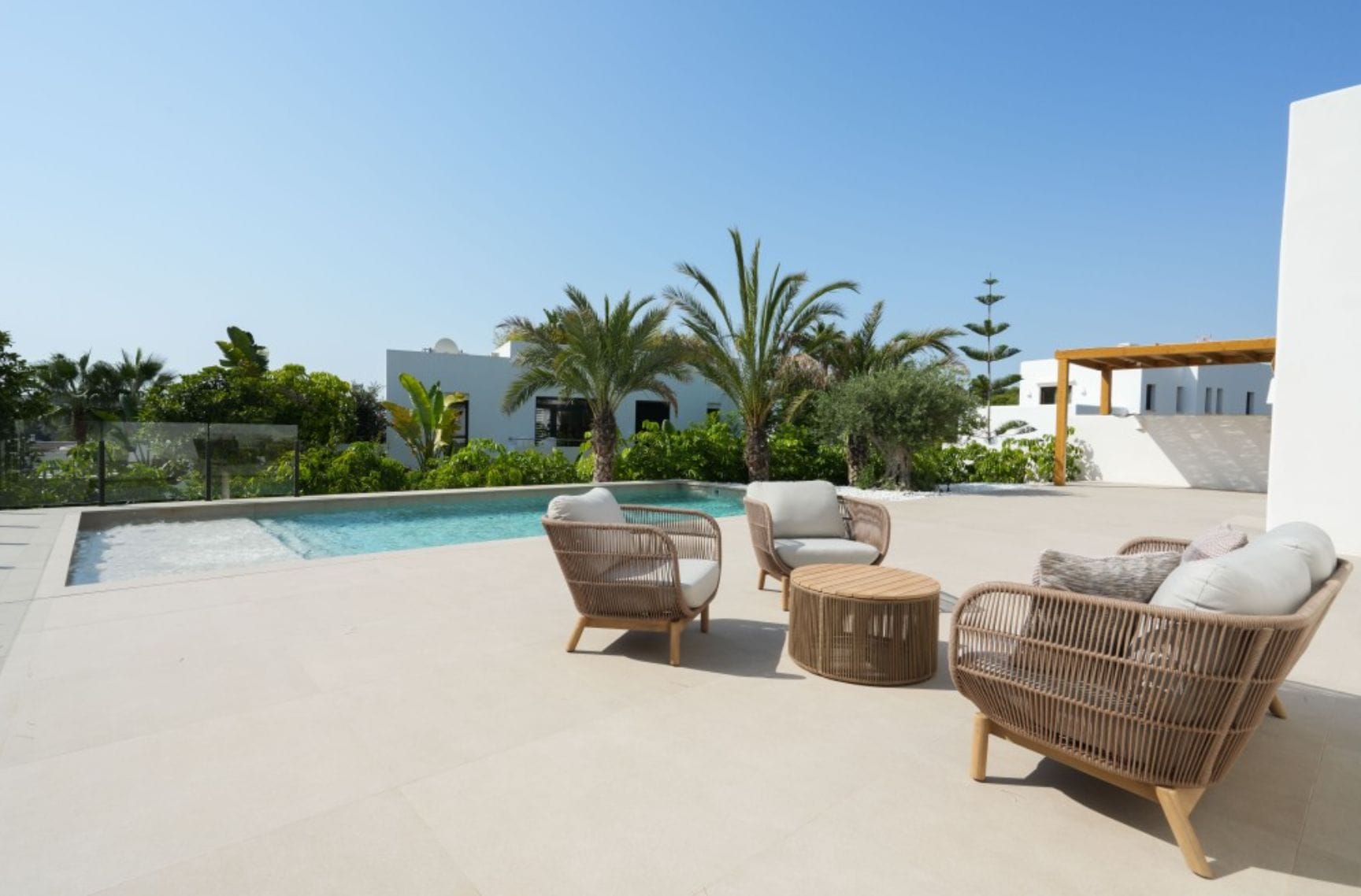 Villa ibicenca de obra nueva con vistas al mar en Moraira